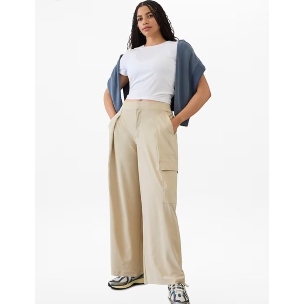 Athleta Pinnacle Wide Leg High Rise Cargo Trouser Pants Beige Women's Size 10P